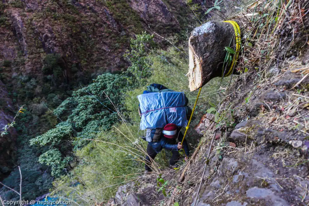 Crossing way with catching rope